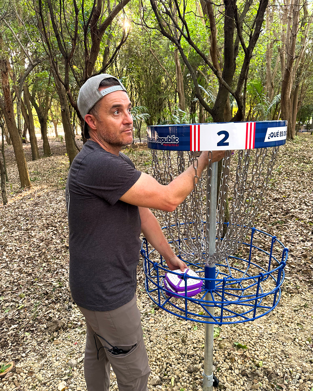 Jeff from Chainlink Disc Golf setting up UV lights on the disc golf course at Parque Central de Santiago in preparation for the first ever glow round in the Dominican Republic.